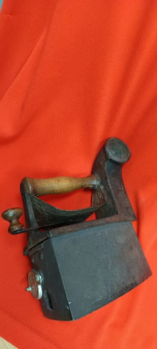 Antigua plancha de carbón