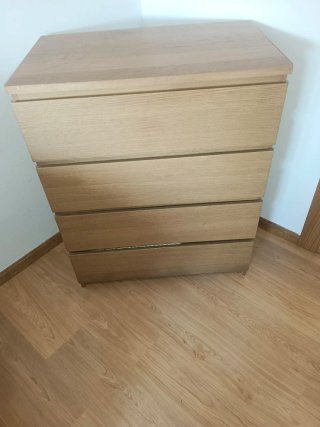 Cómoda de madera con 4 cajones