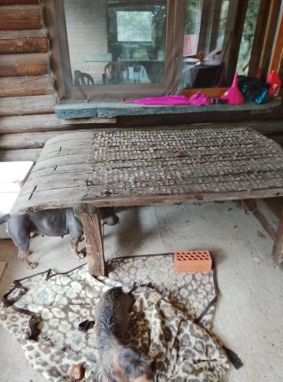 Mesa de trillo rústica de madera y piedra