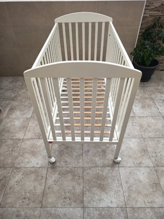 Cuna de bebé blanca con ruedas y doble altura