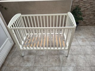 Cuna de bebé blanca con ruedas y doble altura