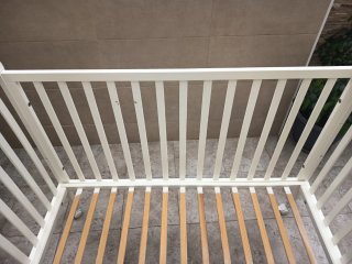 Cuna de bebé blanca con ruedas y doble altura