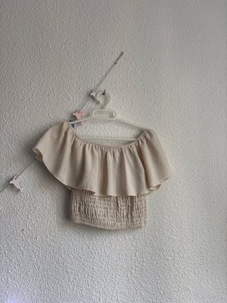 Blusa beige off-shoulder con volante