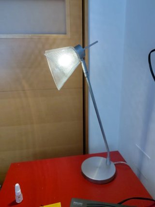 Lámpara de mesa moderna metal y cristal