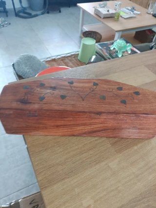 Portacartas de madera con diseño
