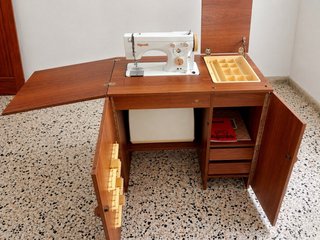 Urge-Máquina de coser Vigorelli con mueble