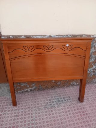Cabecero de madera con diseño floral