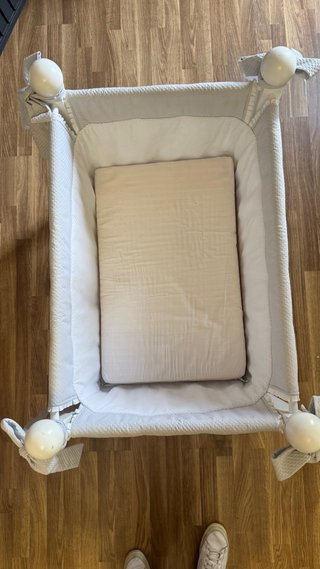 Cuna de bebé con ruedas