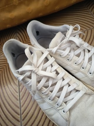 Coppia scarpe ginnastica per uomo Adidas e Reebok.
