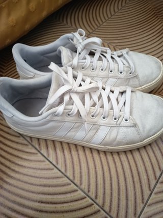 Coppia scarpe ginnastica per uomo Adidas e Reebok.