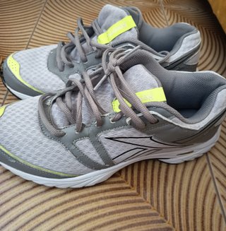 Coppia scarpe ginnastica per uomo Adidas e Reebok.