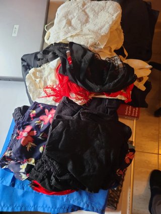 Lote Sujetadores 90D/E 95C Blanco Negro y regalo