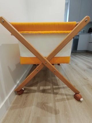 Cuna de bebé con estructura de madera