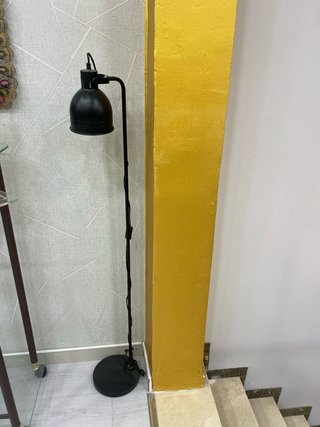 Lámpara de pie negra moderna