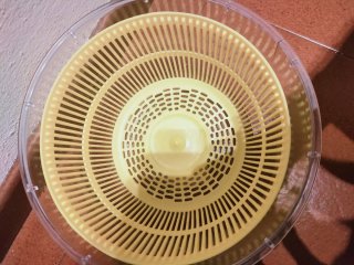 Centrifuga per insalata bianca e gialla