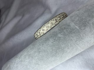 Pulsera blanca con círculos plateados