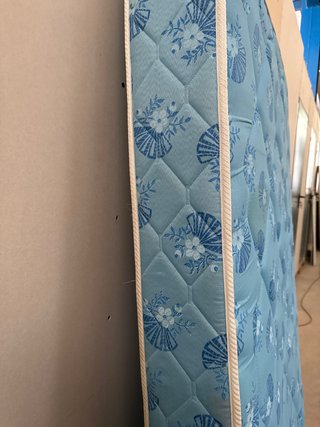 Colchón azul con estampado floral