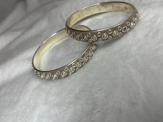 Pulseras plateadas con círculos se venden separada