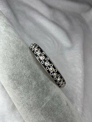 Pulsera negra con detalles plateados