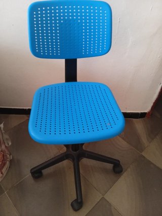 Silla de escritorio azul y negra