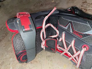 Patines en línea negros y rojos