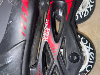 Patines en línea negros y rojos