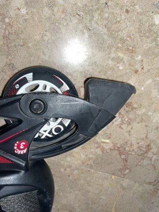 Patines en línea negros y rojos