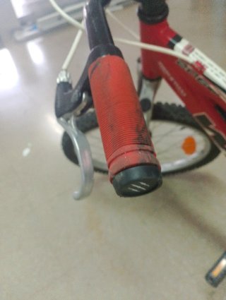 Bicicleta infantil roja y blanca