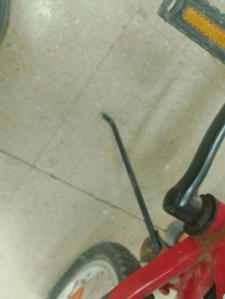 Bicicleta infantil roja y blanca
