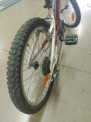 Bicicleta infantil roja y blanca