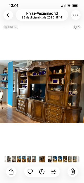 Mueble de salón de madera y cristal