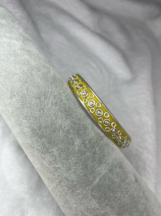 Pulsera amarilla con brillantes plateados