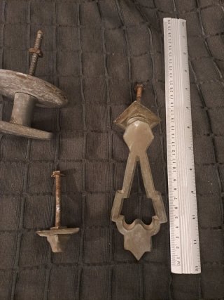 Aldaba y pomo de puerta