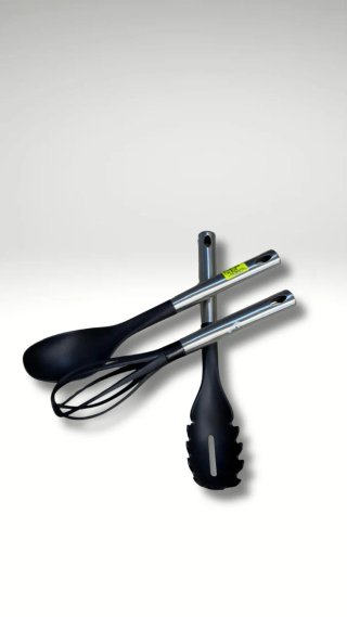 Cuchara de cocina negra y plateada