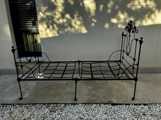 Cama antigua hierro forjado plegable