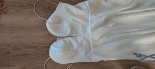 Vestido elegante blanco de satén con tirante fino