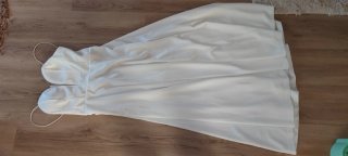 Vestido elegante blanco de satén con tirante fino