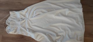 Vestido elegante blanco de satén con tirante fino