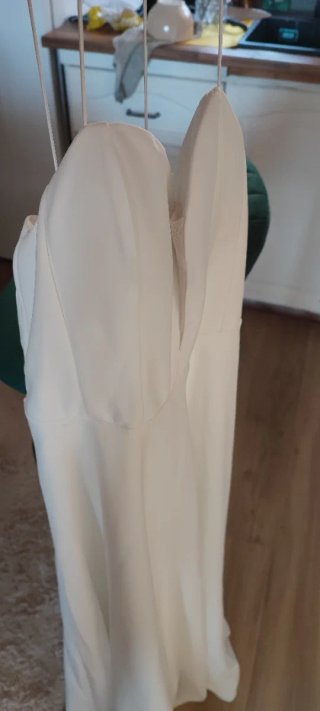 Vestido elegante blanco de satén con tirante fino