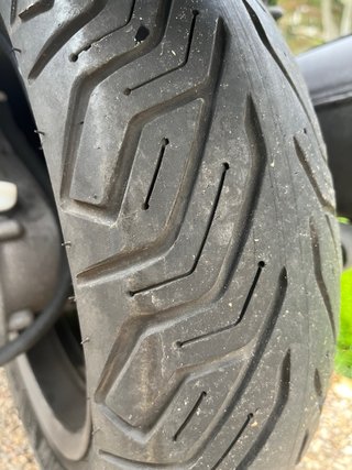 Urge! Yamaha Xmax 400 gris gasolina