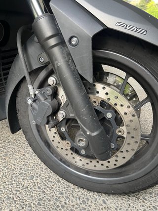 Urge! Yamaha Xmax 400 gris gasolina