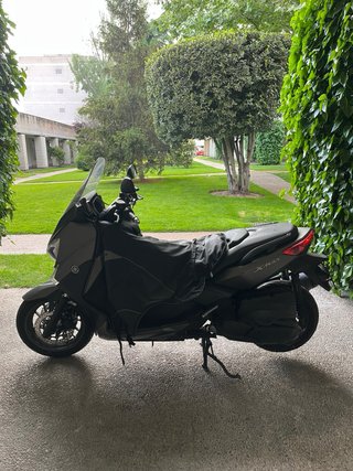 Urge! Yamaha Xmax 400 gris gasolina
