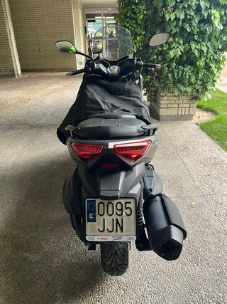 Urge! Yamaha Xmax 400 gris gasolina