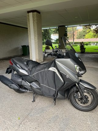 Urge! Yamaha Xmax 400 gris gasolina