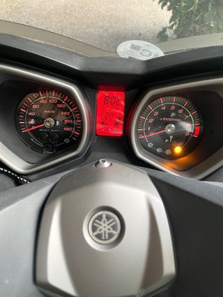 Urge! Yamaha Xmax 400 gris gasolina