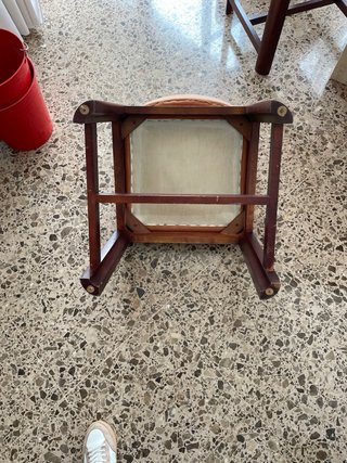 URGE: Silla de madera maciza tapizada