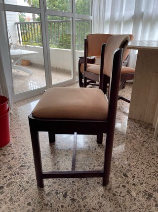 URGE: Silla de madera maciza tapizada