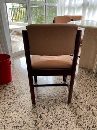URGE: Silla de madera maciza tapizada