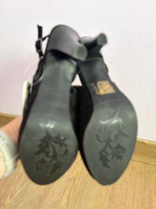 Zapatos de tacón negros.