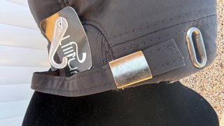 Gorra negra estilo militar